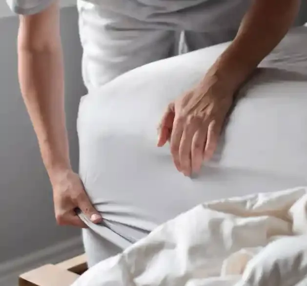 Haushaltshilfe beim Betten machen Haushaltshilfe beim Betten machen - Job bei Home Service Berlin