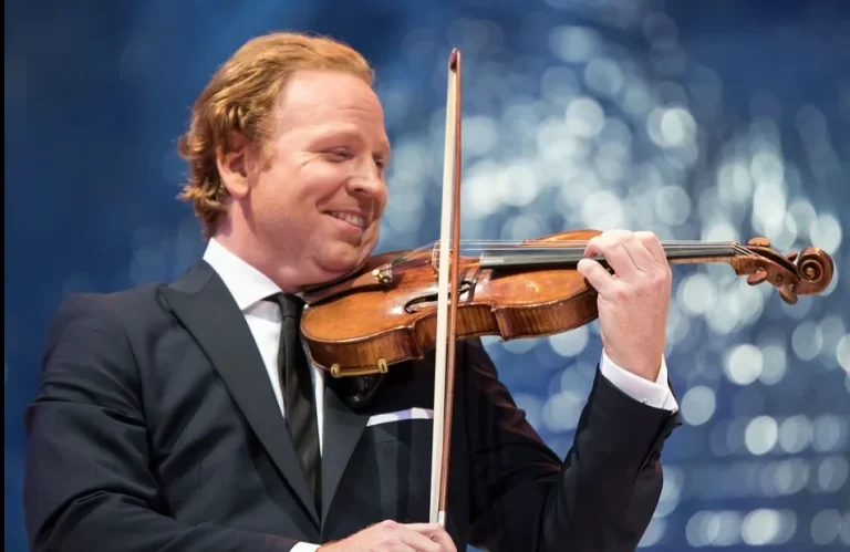 Ein Mann spielt Violine bei einem Konzert.